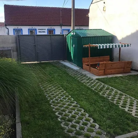 Chalupa Na Lipove V Hlohovci Hlohovec Exterior photo